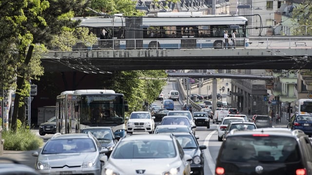 Autos auf einer viel befahrenen Strasse in Zürich