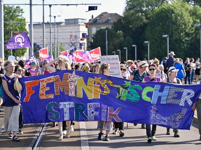 Frauen mit Transparent «feministischer Streik».