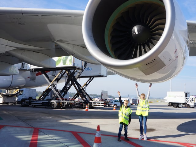 Jamin und Merisa stehen unter der Düse des Airbus A380.