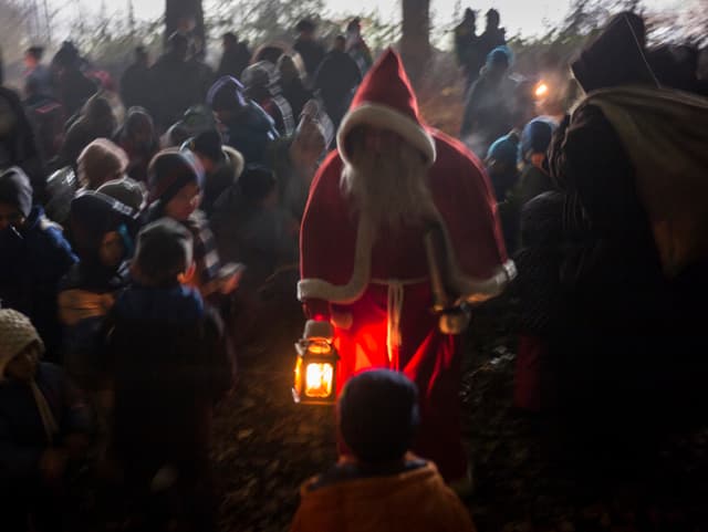 Samichlaus im Wald mit Kinder