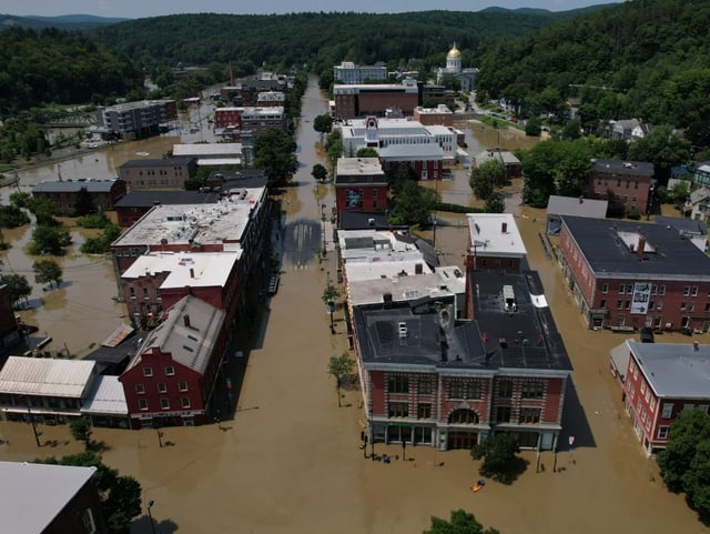 Häuser in Montpelier stehen unter Wasser.