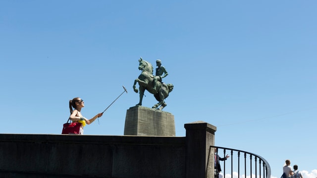 Touristin macht ein Selfie in Zürich.