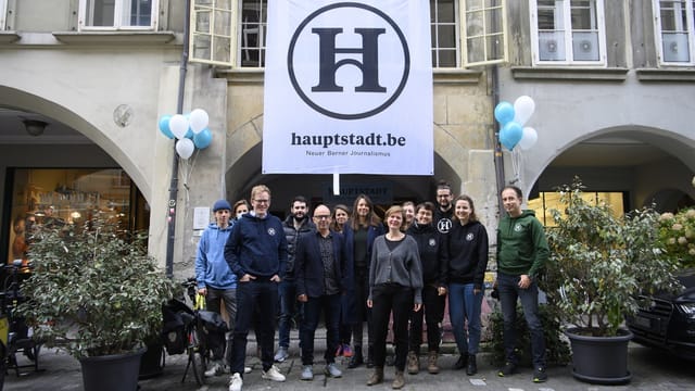 Das Team des Magazins «Hauptstadt» steht vor seinem Büro.