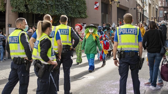 Polizeinagehörige an der Basler Fsnacht