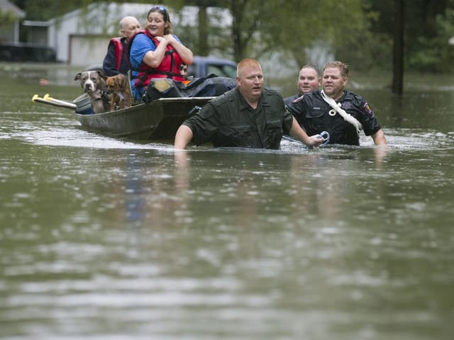 Retter ziehen Boot