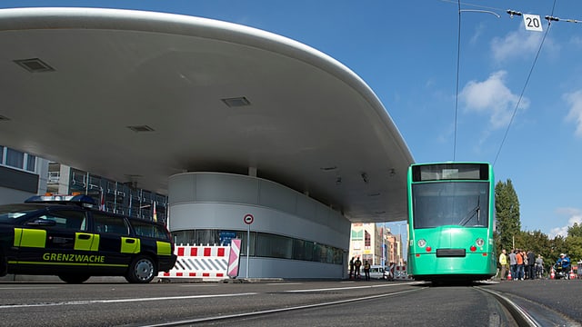 Tram Nummer 8 an der Landesgrenze