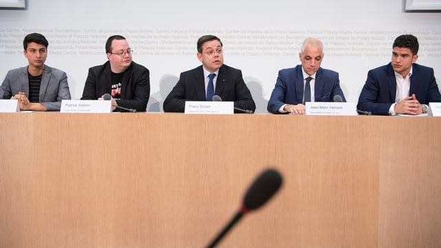 Mitglieder des Referendumkomitees an einer Pressekonferenz