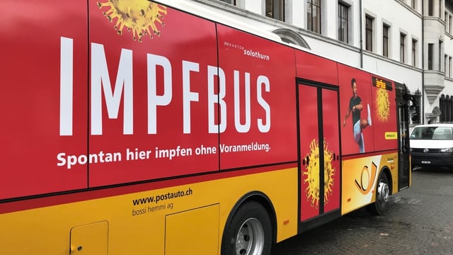 Ein Impfbus wartet auf seinen Einsatz.