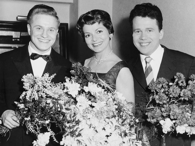 Schwarz-weiss Fotografie mit Lys Assia, Gianni Ferraresi und Jo Roland, alle mit Blumenstrauss.