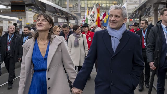 Bundesrat Beat Jans Hand in Hand mit Frau Tracy