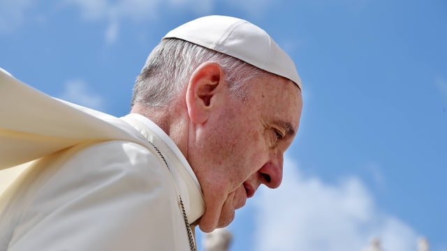 Papst Franziskus vor blauem Himmel