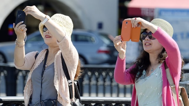 Zwei Asiatinnen fotografieren in Zürich.