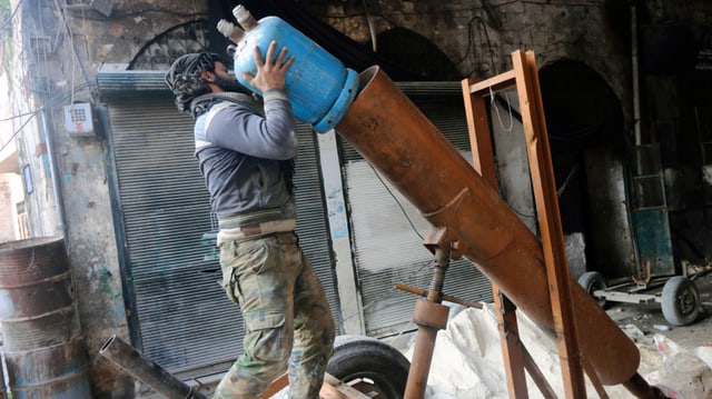 Ein Kämpfer der FSA beim Laden eines Granatwerfers Marke Eigenbau. 