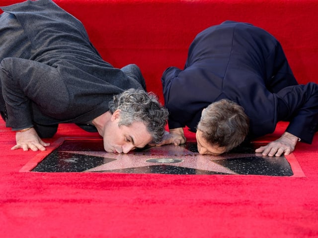 Dafoe und Ruffalo küssen den Hollywood-Stern am Boden des Walk of Fame.