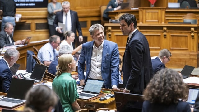 SP-Nationalrat Matthias Aebischer diskutiert mit GLP-Nationalrat Jürg Grossen und GLP-Nationalrätin Katja Christ.