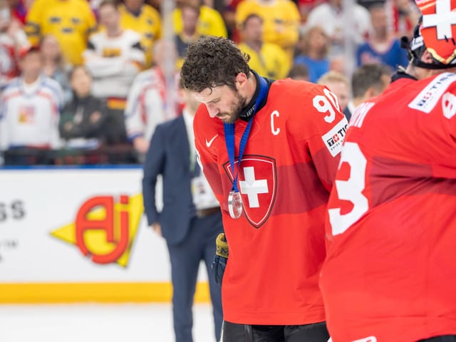 Josi mit Silbermedaille um den Hals lässt den Kopf hängen