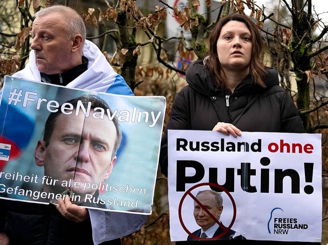 Demonstranten versammeln sich nach dem Tod von Alexej Nawalny vor dem russischen Generalkonsulat.