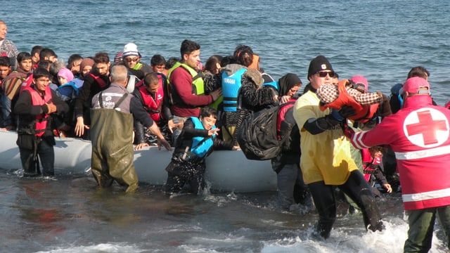 Flüchtlinge erreichen die Küste von Lesbos. 