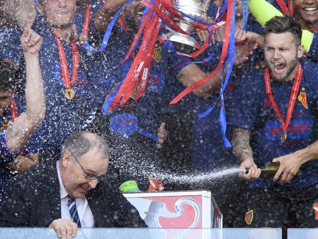 At the presentation of the trophy for winning the Swiss championship in 2017, FC Basel player Renato Steffen showered Federal Councilor Parmelin with champagne.