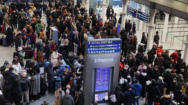 Gestrandete Passagiere am Bahnhof St. Pancras in London