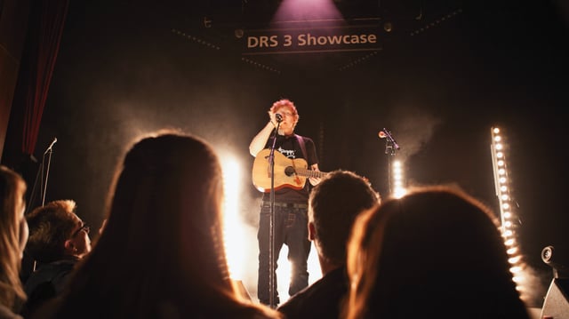 Gebannt lauschen die SRF 3 Showcase-Gewinner dem jungen Shootingstar.