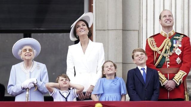 Queen und weitere Familienmitglieder schauen sich die Flugshow an