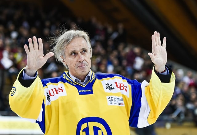 Fredi Pargätzi greets the audience with an HCD t-shirt.