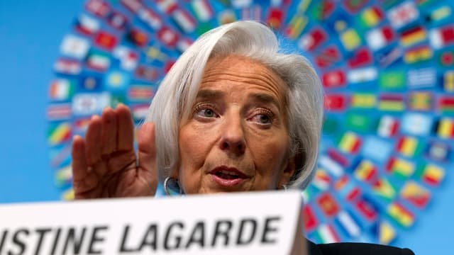 IWF-Chefin Christine Lagarde hinter einem Namensschild