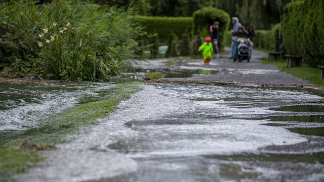 Ein Fussgängerweg ist überschwemmt. 