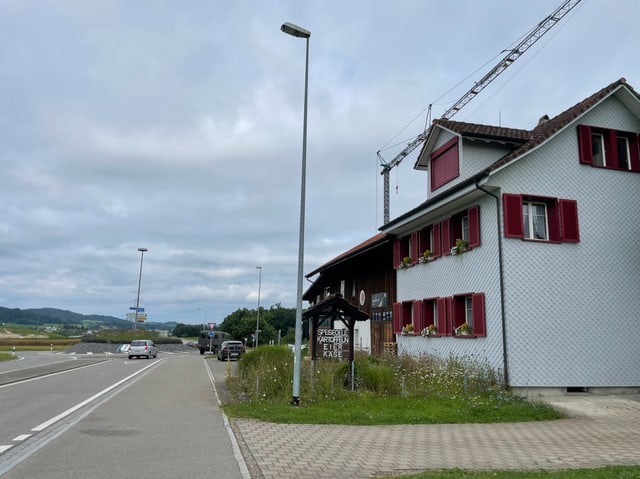 Bauernhof an einer Strasse