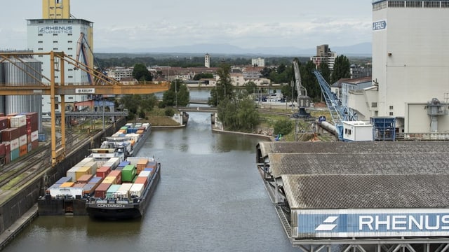 Blick auf den Basler Hafen