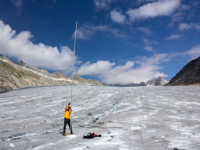 Feldforscher in Berglandschaft mit Gletschereis.