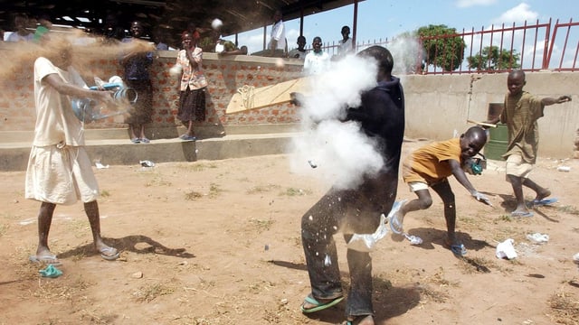 Rollenspiele mit Ex-Kindersoldaten in einem Rehabilitationszentrum in Uganda.