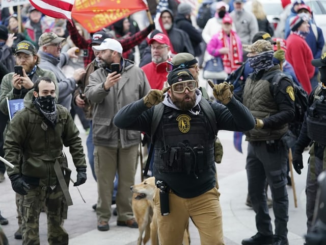 Demonstranten in Kampfmontur.