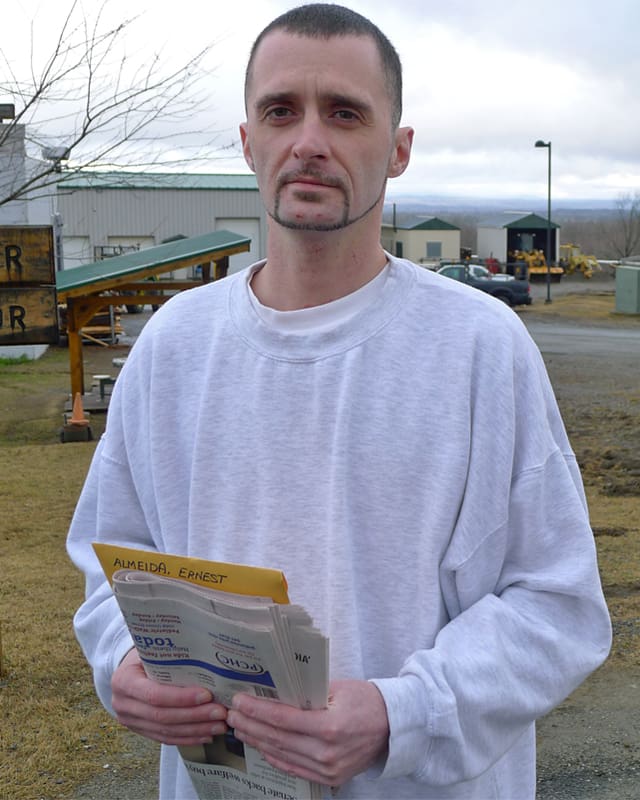 Ernie Almeida mit der Zeitung «Bangor Daily News» in der Hand.