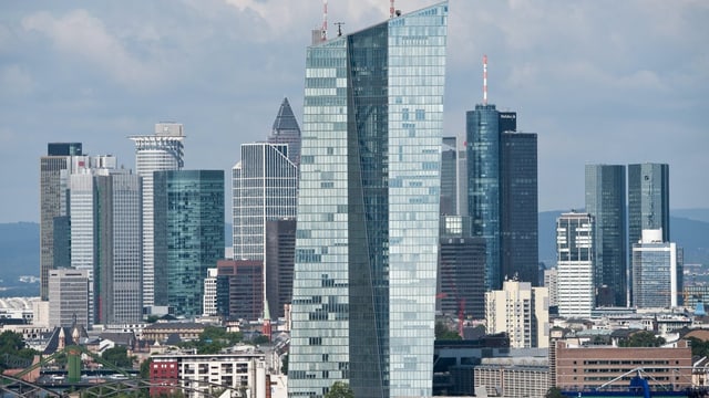 Totale auf die Frankfurter Skyline und das EZB-Gebäude.