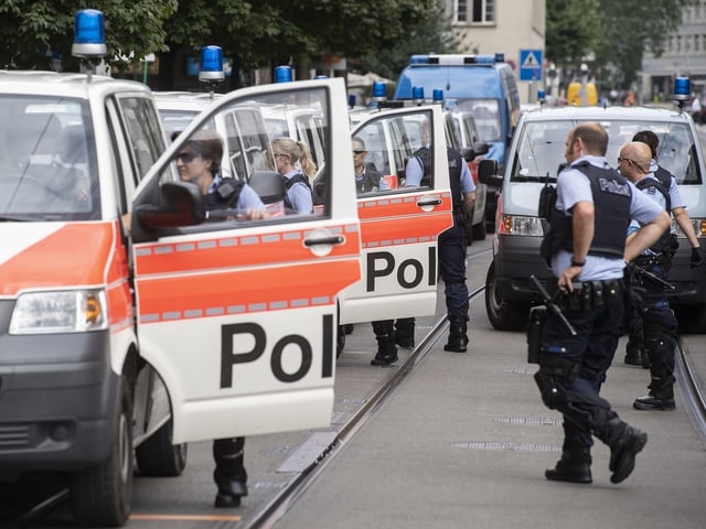 Polizeiautos und Polizisten