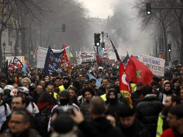 Menschen protestieren in Frankreich auf der Strasse.