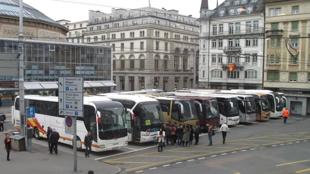 Mehrere parkierte Cars in der Stadt Luzern.