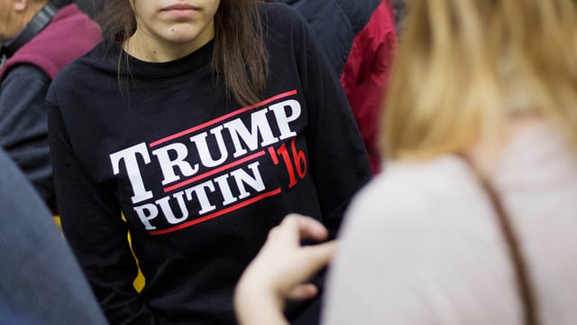 Junge Frau trägt ein Sweatshirt mit der Aufschrift «Trump Putin '16».