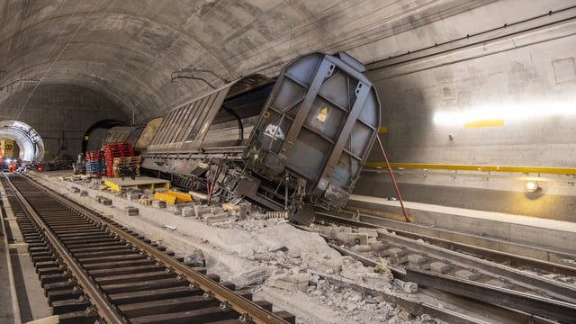 Blick auf den entgleisten Zug im Gotthard-Basistunnel.