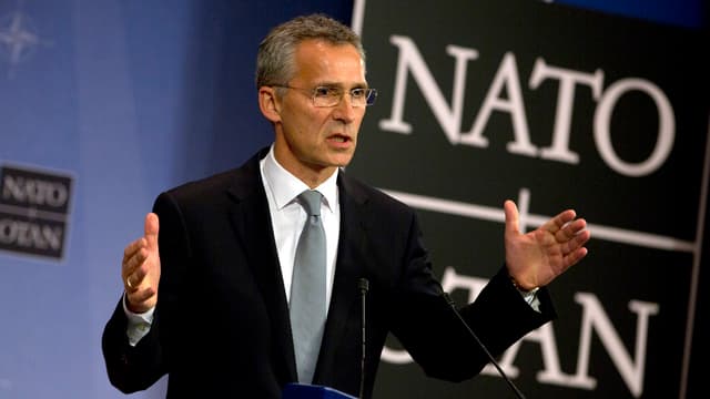 Stoltenberg redet und gestikuliert vor einem grossen Nato-Schild.