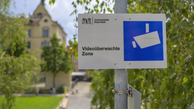 Ein Schild auf der Dreirosenanlage weist auf die Videoüberwachung hin.