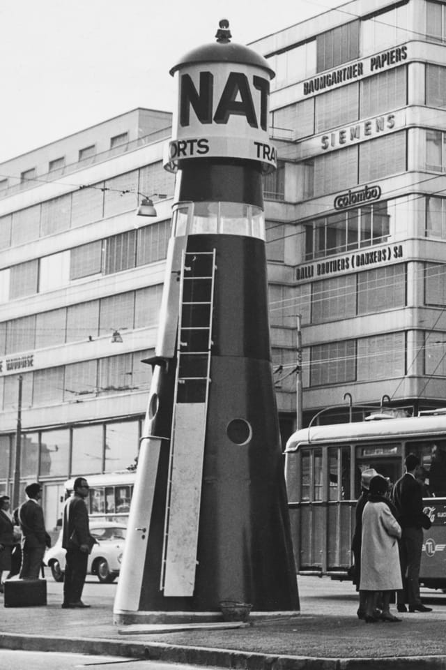 Kontrollturm vor dem Bahnhof in Lausanne