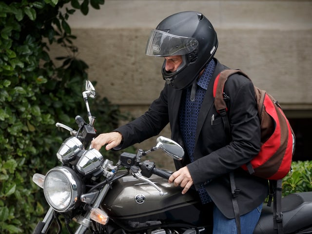 Gianis Varoufakis in Freizeitkleidung auf seiner Maschine.