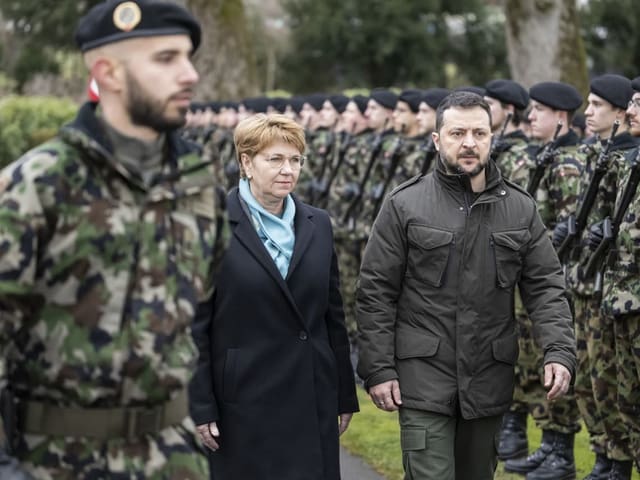 Amherd und Selenski umgeben von Soldaten.