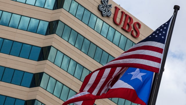 US-Flagge vor UBS-Emblem