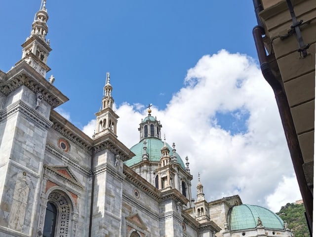 Eine grosse Kathedrale mit türkiser Kuppel.