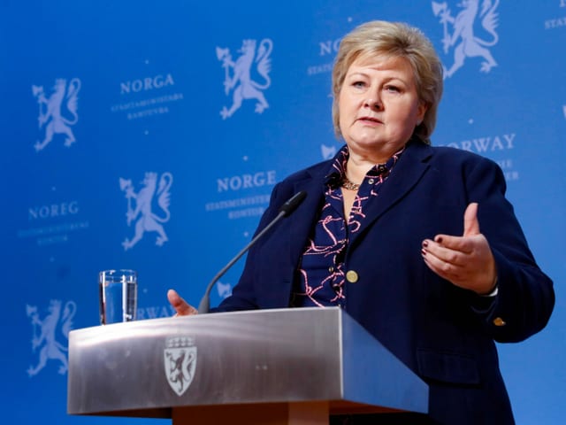 Erna Solberg am Rednerpult.