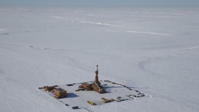 Ölfeld in einem Schneefeld